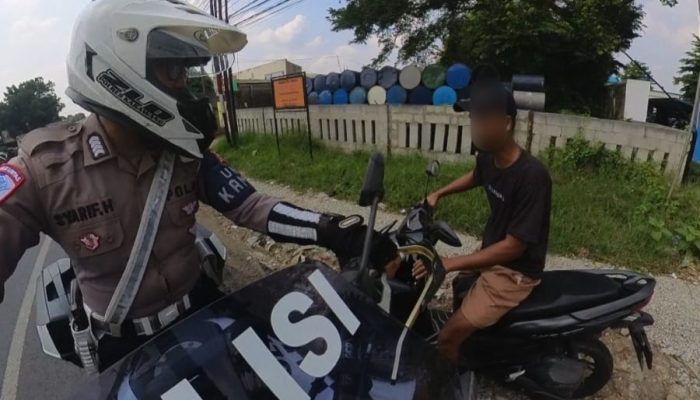 Unit Kamsel Satlantas Polres Karawang Ajak Pengendara Jaga Etika Berlalu Lintas
