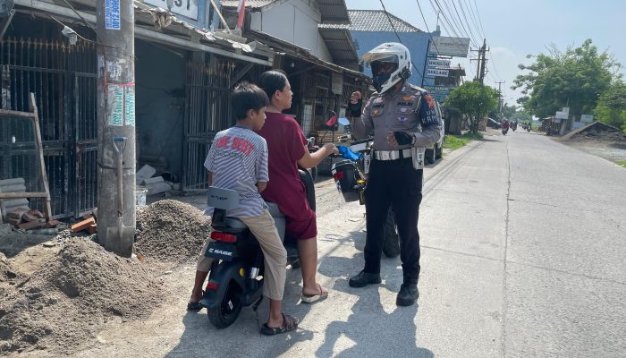 Polantas di Karawang Tegur Pengguna Sepeda Listrik yang Dipakai di Jalan Raya