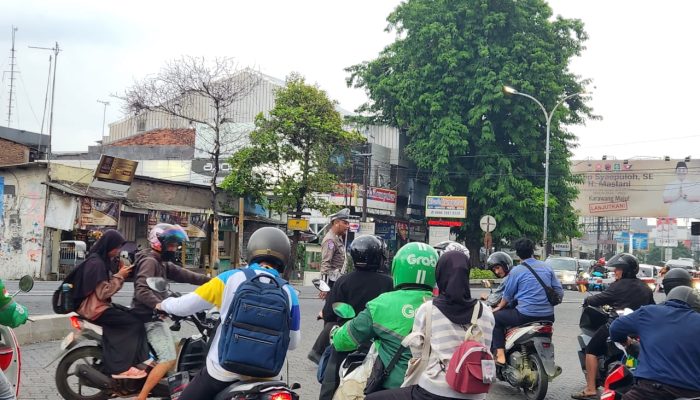 Polantas di Karawang Gaungkan Etika Berlalu Lintas saat Patroli Simpatik