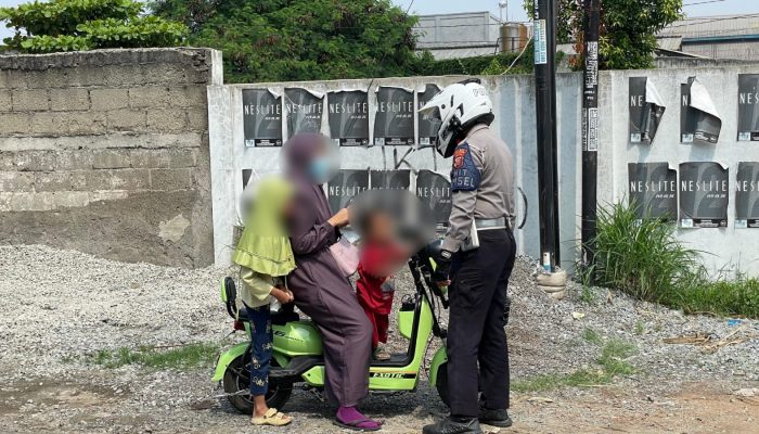 Polantas Tegur Ibu yang Gunakan Sepeda Listrik di Jalan Raya Karawang