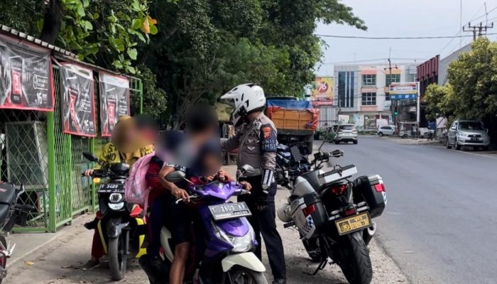 Patroli Simpatik! Polantas di Karawang Disiplinkan Pelanggaran di Jalan Raya