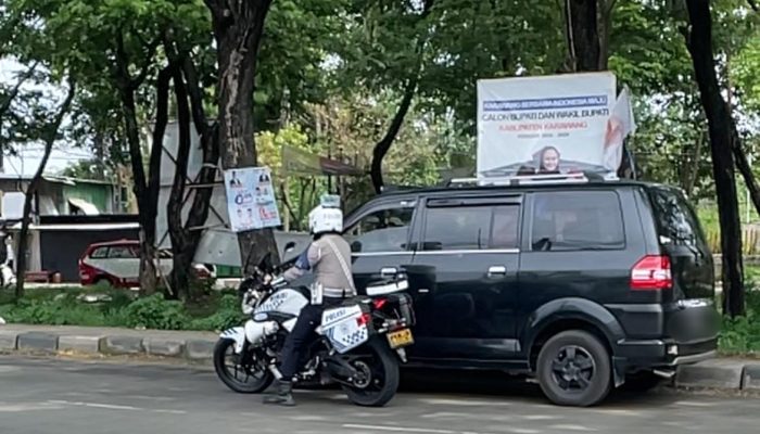 Upaya Polantas di Karawang, Tegur Sopir Kendaraan yang Parkir di Badan Jalan