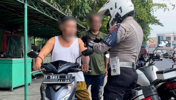 Hal itu semata-mata untuk keselamatan para pengendara di jalan raya,” tandasnya lagi.