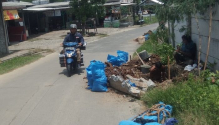 Galian Fiber Optic Ciptacom Diduga Tanpa Rambu-rambu Seolah Abaikan Keselamatan Pengguna Jalan dan Pekerja