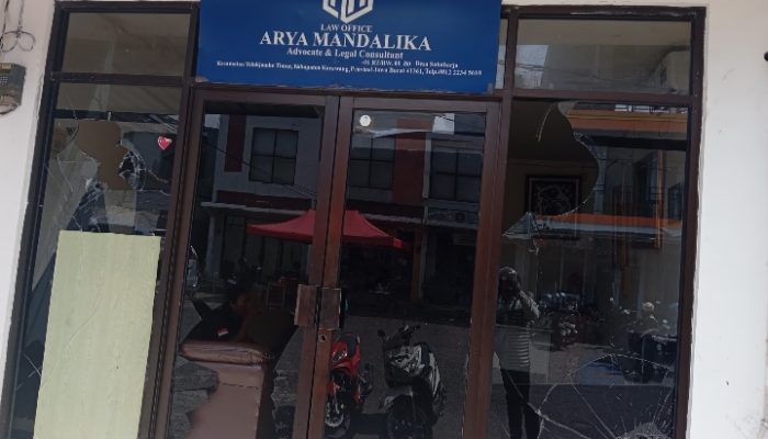 Hendra Supriyatna SH MH’s Legal Advocate Office was damaged by a group of unknown people