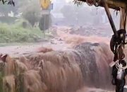 Banjir Luapan Sungai Cigentis Karawang Rumah di Bantaran Sungai Hancur dan Tanggul Jebol Akibat Hujan Deras.