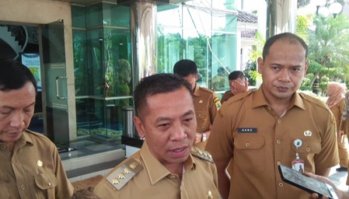 Penyerahan simbolis SK kenaikan pangkat PNS*