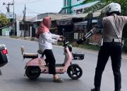 Kala Polantas Tegur Seorang Ibu yang Gunakan Sepeda Listrik di Jalan Raya