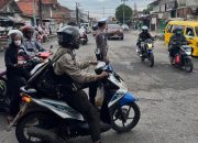 Cegah Kemacetan, Polantas di Karawang Tingkatkan Pengaturan Lalu Lintas di Jalan Raya