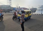 Polantas di Karawang Laksanakan Pengaturan Lalu Lintas di Jalan Raya