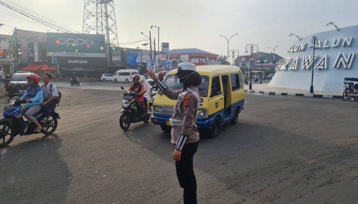 Polantas di Karawang Laksanakan Pengaturan Lalu Lintas di Jalan Raya