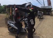 Polantas Tegur Seorang Pengendara Motor di Karawang yang Coba Lawan Arah