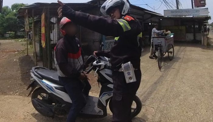 Polantas Tegur Seorang Pengendara Motor di Karawang yang Coba Lawan Arah