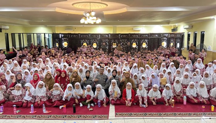 Satlantas Polres Karawang Gelar Kegiatan Police Goes to School di SDIT Harapan Umat