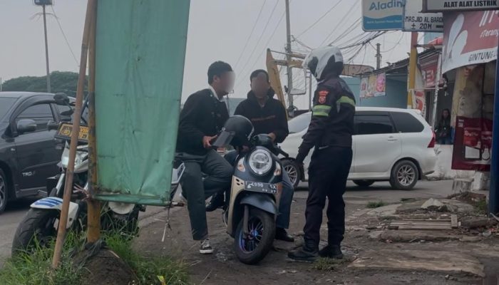 Polantas di Karawang Tegur Pengendara Motor saat Laksanakan Patroli Simpatik