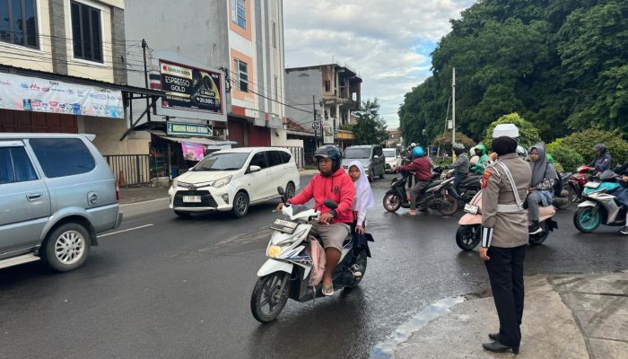 Polantas Lakukan Pengaturan Lalu Lintas, Guna Kurangi Kemacetan di Jalan Raya