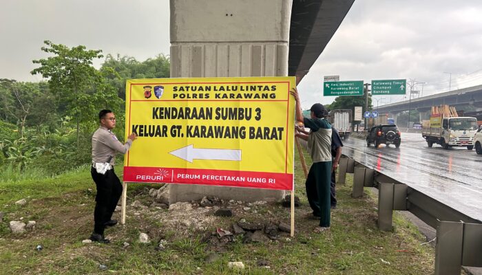 Hadapi Libur Nataru, Satlantas Polres Karawang Pasang Petunjuk Arah Tambahan