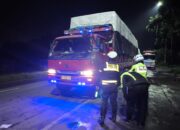Jelang Nataru, Polantas Lakukan Penyortiran Kendaraan Sumbu 3 ke Atas di Karawang