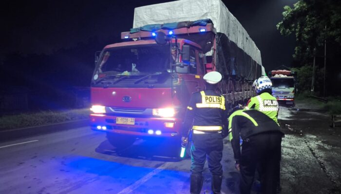 Jelang Nataru, Polantas Lakukan Penyortiran Kendaraan Sumbu 3 ke Atas di Karawang
