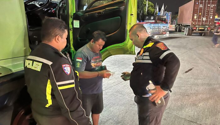 Satlantas Polres Karawang Lakukan Teguran hingga Tilang Bagi Kendaraan Sumbu 3 ke Atas yang Membandel