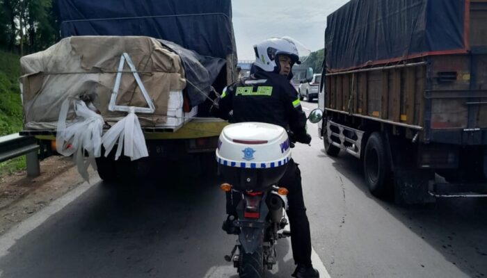 Polantas di Karawang Tegur Pengemudi yang Hentikan Kendaraan di Pinggir Jalan Tol Japek
