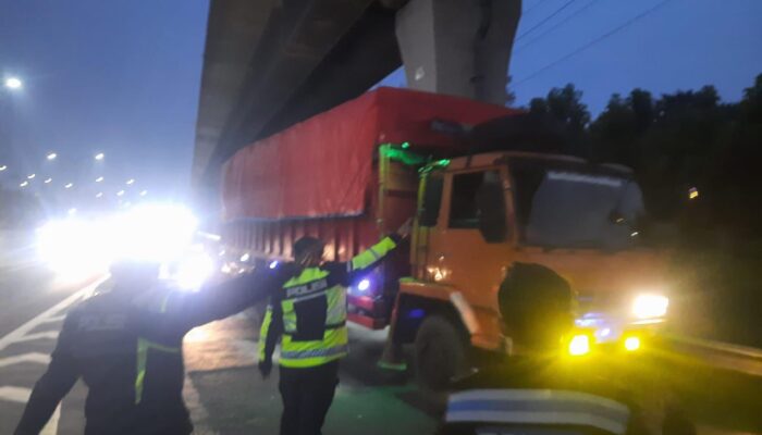 Polantas di Karawang Lakukan Penyortiran Kendaraan Sumbu 3 ke Atas