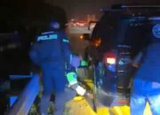 Respon Cepat Tim Urai Satlantas Polres Karawang, Bantu Pengendara Ganti Ban Bocor di Tol Japek KM 51
