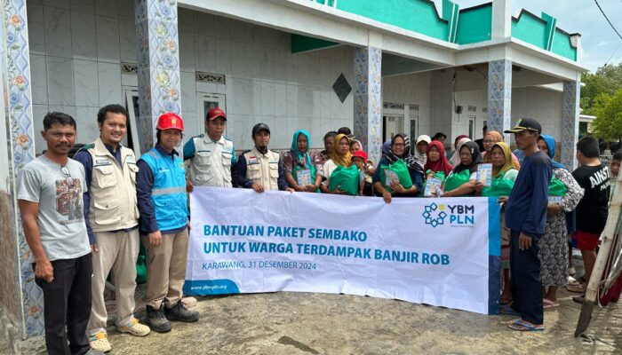 Sambut Tahun Baru 2025, YBM PLN UP3 Karawang Salurkan Paket Sembako untuk Korban Banjir ROB Desa Sedari