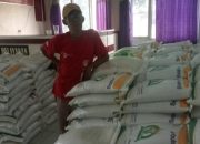 Pemerintah Desa Manggungjaya Karawang Bagikan Beras Kepada 725 KPM
