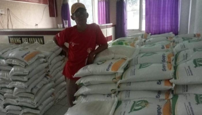 Pemerintah Desa Manggungjaya Karawang Bagikan Beras Kepada 725 KPM