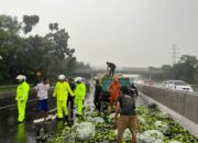 Polantas di Karawang Evakuasi Kendaraan Laka Lantas di Tol Japek KM 59