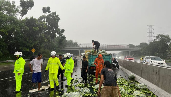 Polantas di Karawang Evakuasi Kendaraan Laka Lantas di Tol Japek KM 59
