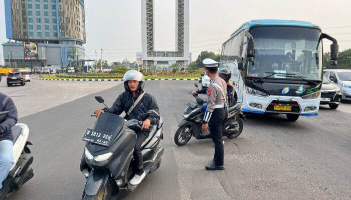 Polantas di Karawang Atur Lalu Lintas Guna Antisipasi Kemacetan di Jalan Raya