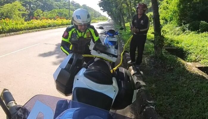 Polantas Bantu Derek Motor yang Mogok di Jalan Raya Kawasan Indotaisei, Karawang