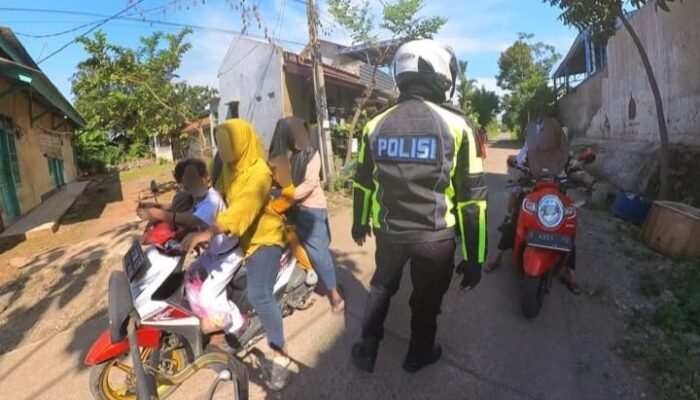 Polantas di Karawang Bina Etika Berlalu Lintas Kepada Pengendara Roda Dua