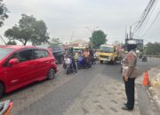 Polantas Urai Kemacetan di Jalan Raya Karawang saat Atur Lalu Lintas