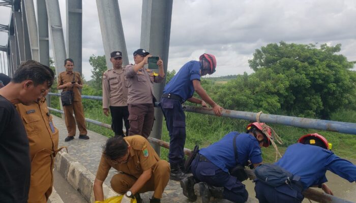 Aparat kepolisian melakukan penyelidikan  limbah medis di bawah Jembatan Baru, Rengasdengklok, Karawang.