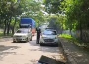 Teguran Humanis Polantas terhadap Pengendara yang Parkir di Badan Jalan