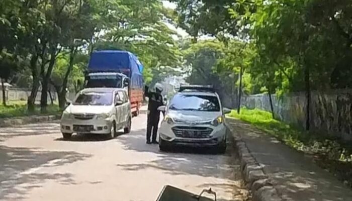 Teguran Humanis Polantas terhadap Pengendara yang Parkir di Badan Jalan