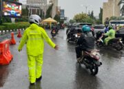 Hadirkan Kamseltibcarlantas, Polantas Atur Lalu Lintas di Jalan Raya Karawang