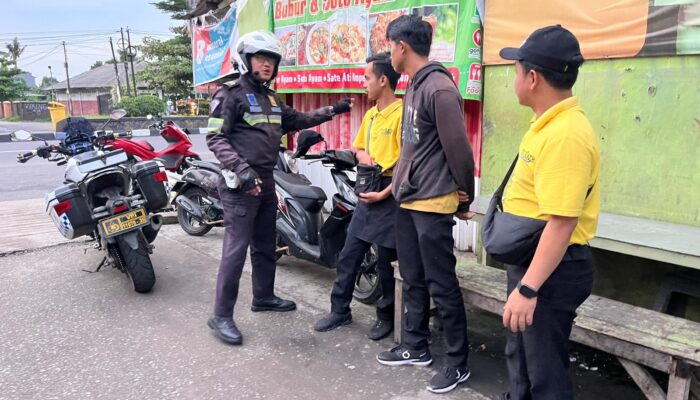 Unit Kamsel Satlantas Polres Karawang Edukasi Tertib Berlalu Lintas Kepada Masyarakat