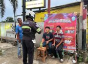Personel Satlantas Polres Karawang Lakukan Edukasi Kamseltibcarlantas Kepada Masyarakat