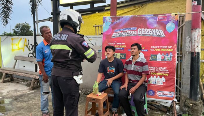 Personel Satlantas Polres Karawang Lakukan Edukasi Kamseltibcarlantas Kepada Masyarakat