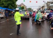 Upaya Polantas di Karawang, Tertibkan Arus Lalu Lintas Kendaraan di Jalan Raya