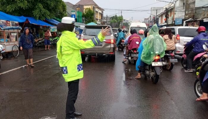 Upaya Polantas di Karawang, Tertibkan Arus Lalu Lintas Kendaraan di Jalan Raya