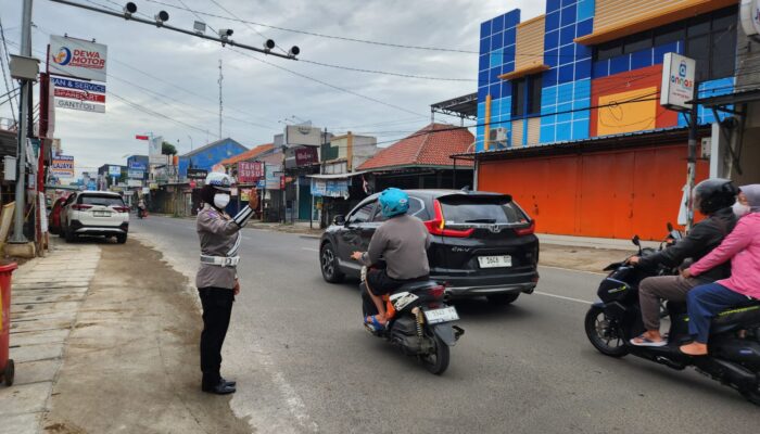 Potret Polantas Atur Lalu Lintas Kendaraan di Jalan Raya Karawang