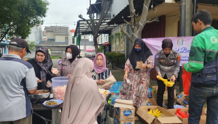 Jumat Berkah! Polwan Satlantas Polres Karawang Bagikan Makanan untuk Masyarakat