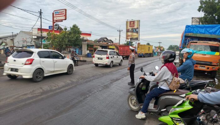 Gatur Pagi! Satlantas Polres Karawang Jaga Kamseltibcarlantas di Jalan Raya