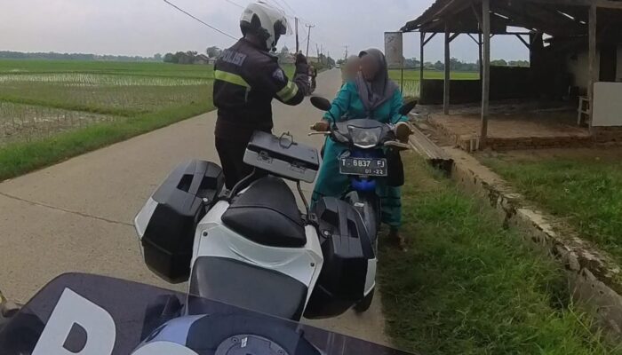 Polantas Tegur Seorang Ibu di Karawang, Gunakan Sepeda Listrik di Jalan Raya