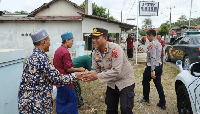 Bukti Kepedulian, Polres Karawang Berikan Bantuan Perlengkapan Mushola Warga